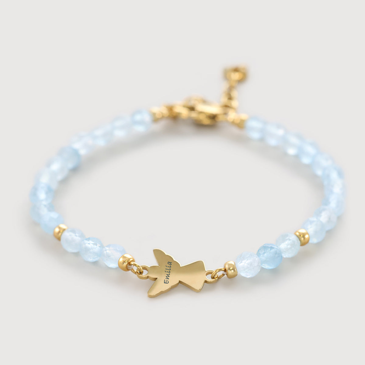 Aquamarin Armband mit Engelanhänger in Gold, Gravur 'Emilia', freigestellt