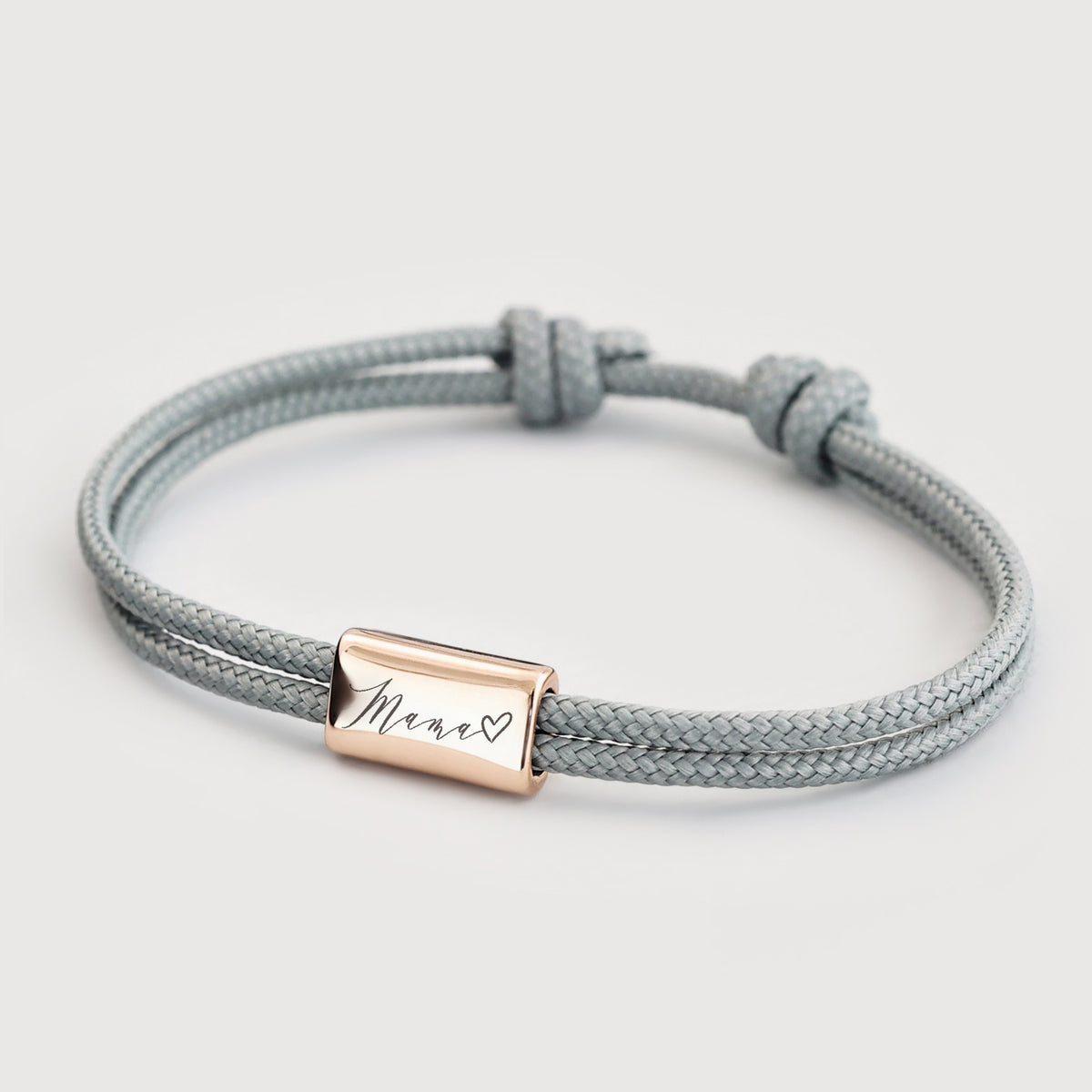 Zartes Segeltau-Armband mit personalisierter Gravurperle in Grau, Gravur 'Mama' mit Herz
