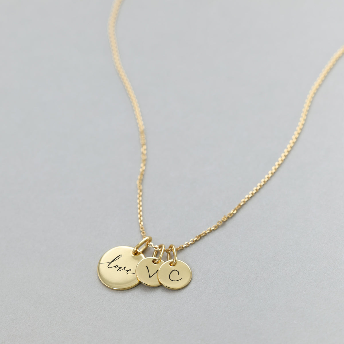 Familienkette mit Gravurplättchen, Gold – Plättchen mit Gravur 'love' und Initialen V und C