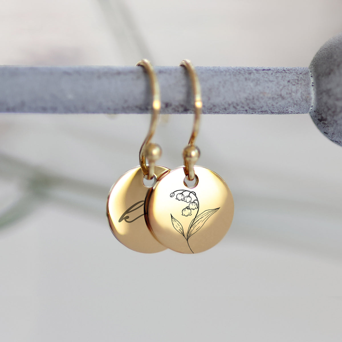 Geburtsblumen-Ohrringe in Gold, hängend mit graviertem Blumenmotiv und Initiale