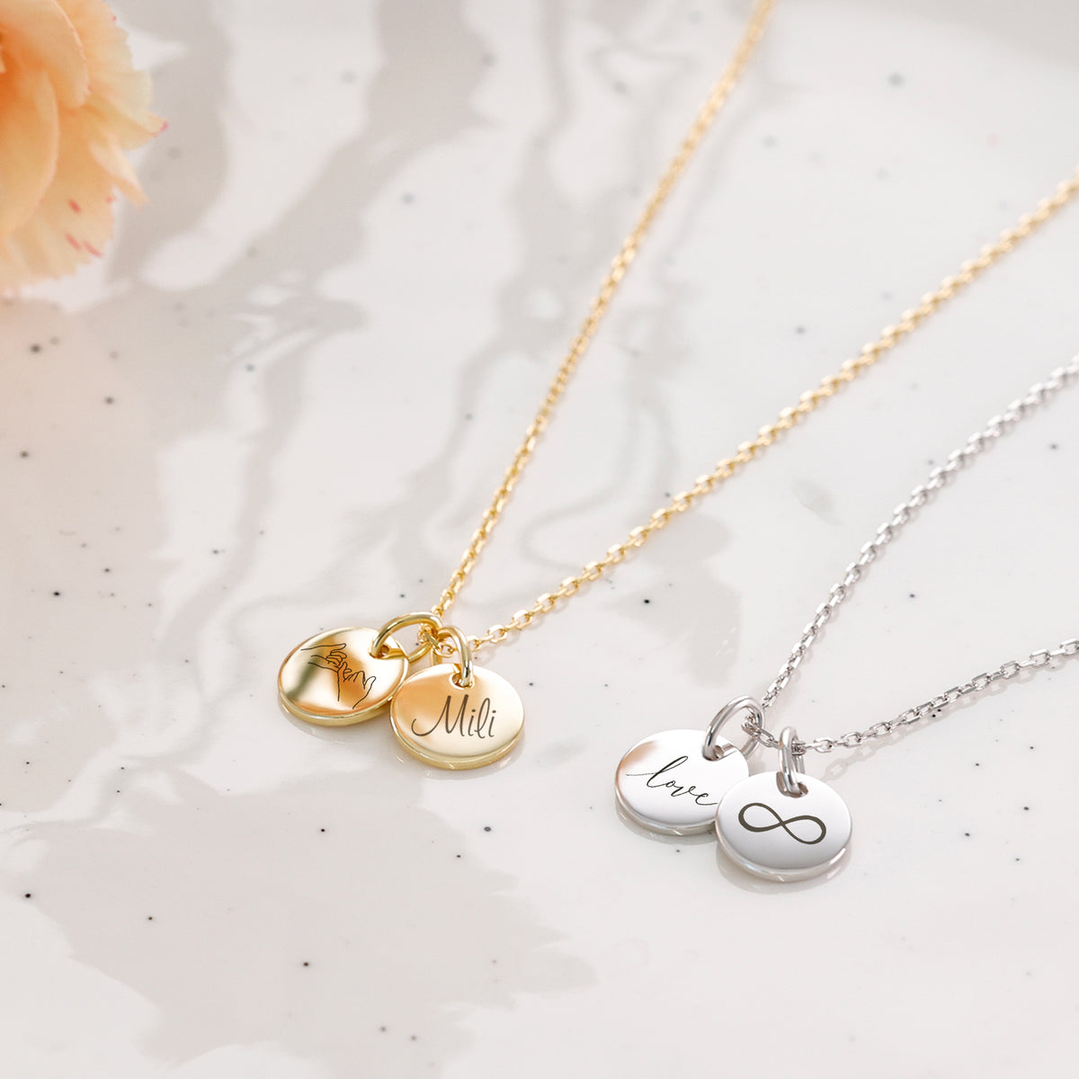 Personalisierte Ketten mit Gravur im Vergleich: Gold mit Name und Geburtsblume, Silber mit Love-Schriftzug