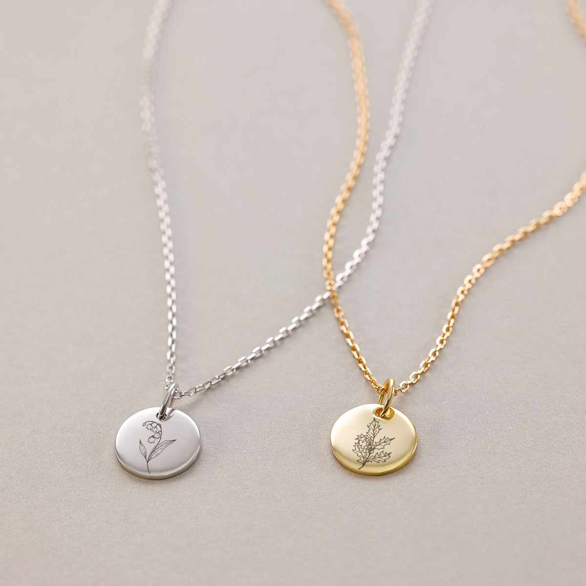Personalisierte Geburtsblumen Kette – Silber- und Goldvariante mit graviertem Blütenmotiv im Vergleich
