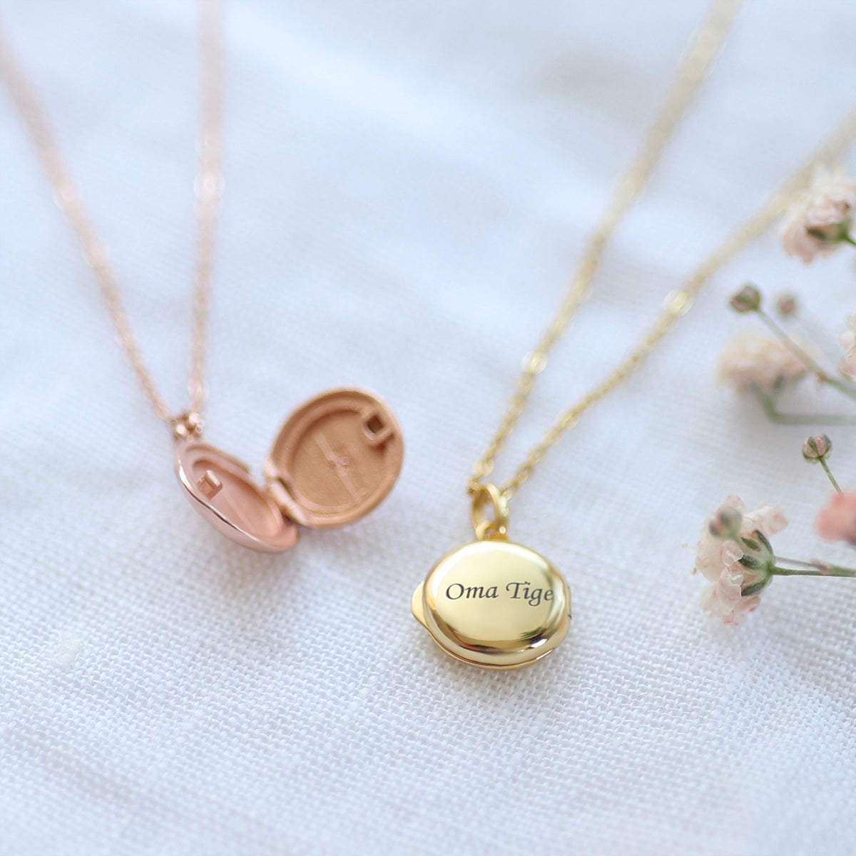 Zwei Mini Foto-Medaillons mit individueller Gravur in Roségold und Gold, geöffnet und geschlossen
