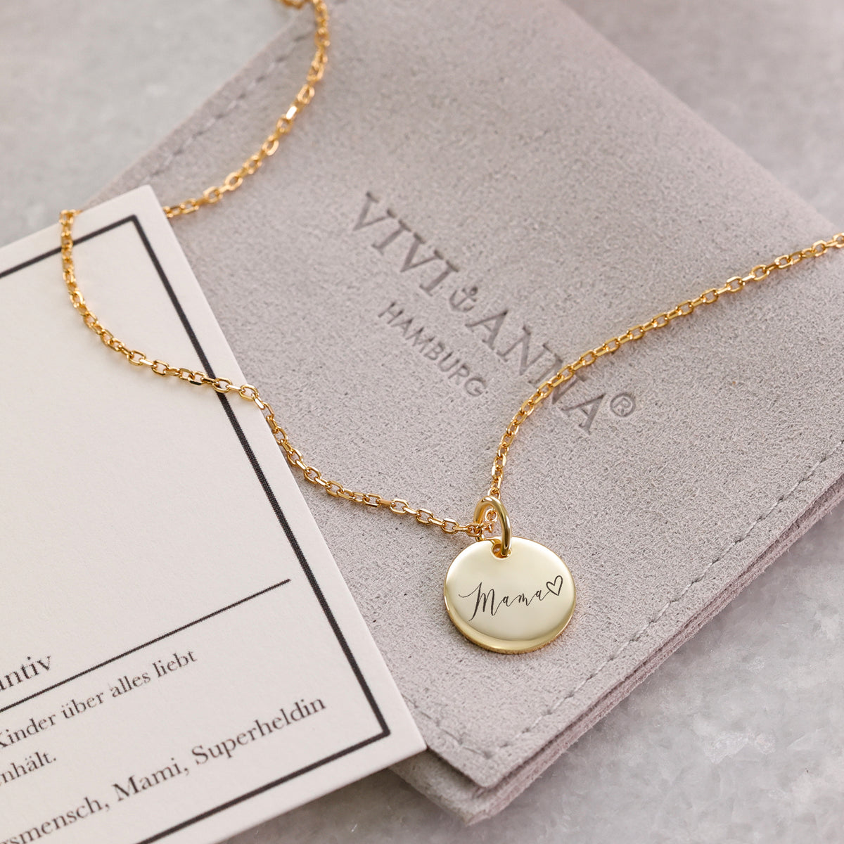 Plättchen-Kette für Mama in Gold mit Gravur 'Beste Mama', Samtbeutel und VIVI&ANNA-Karte
