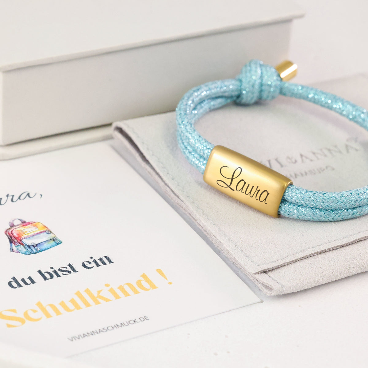 Glitzerndes Segeltau-Armband mit persönlicher Gravur in Hellblau, Gravur Laura, mit Einschulungskarte und Etui
