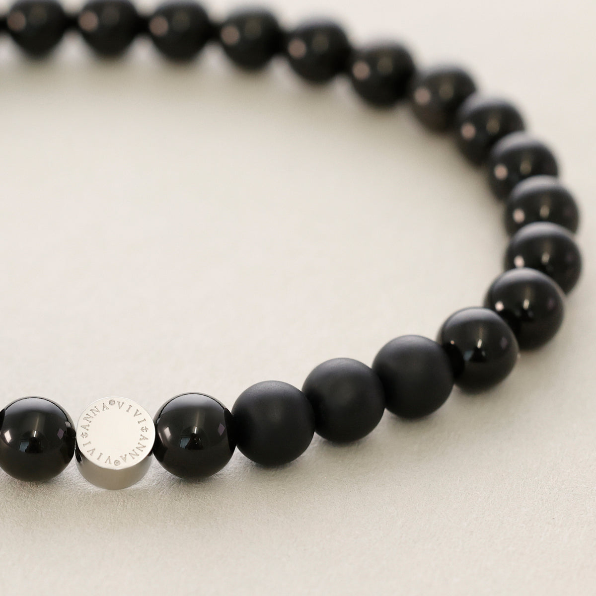 Armband mit Obsidian- und Onyx-Perlen und graviertem VIVI ANNA Markenplättchen
