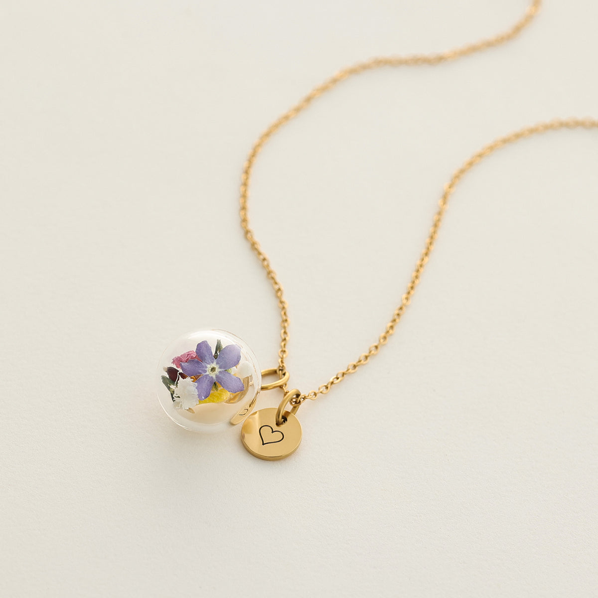 Kette mit echten Blüten in Glaskugel und Herz-Plättchen aus anderem Blickwinkel