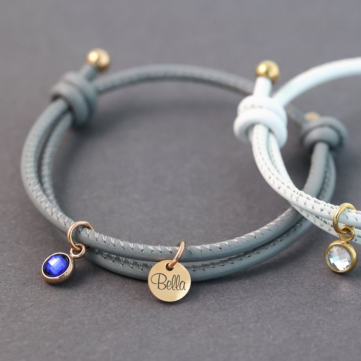 Personalisiertes Geburtsstein-Armband aus Nappaleder in Grau und Weiß mit Namensplättchen und blauem Stein
