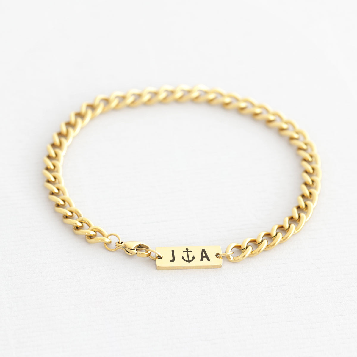 Panzerarmband mit Gravurplättchen in Gold, graviert mit Initialen 'J & A' und Ankermotiv