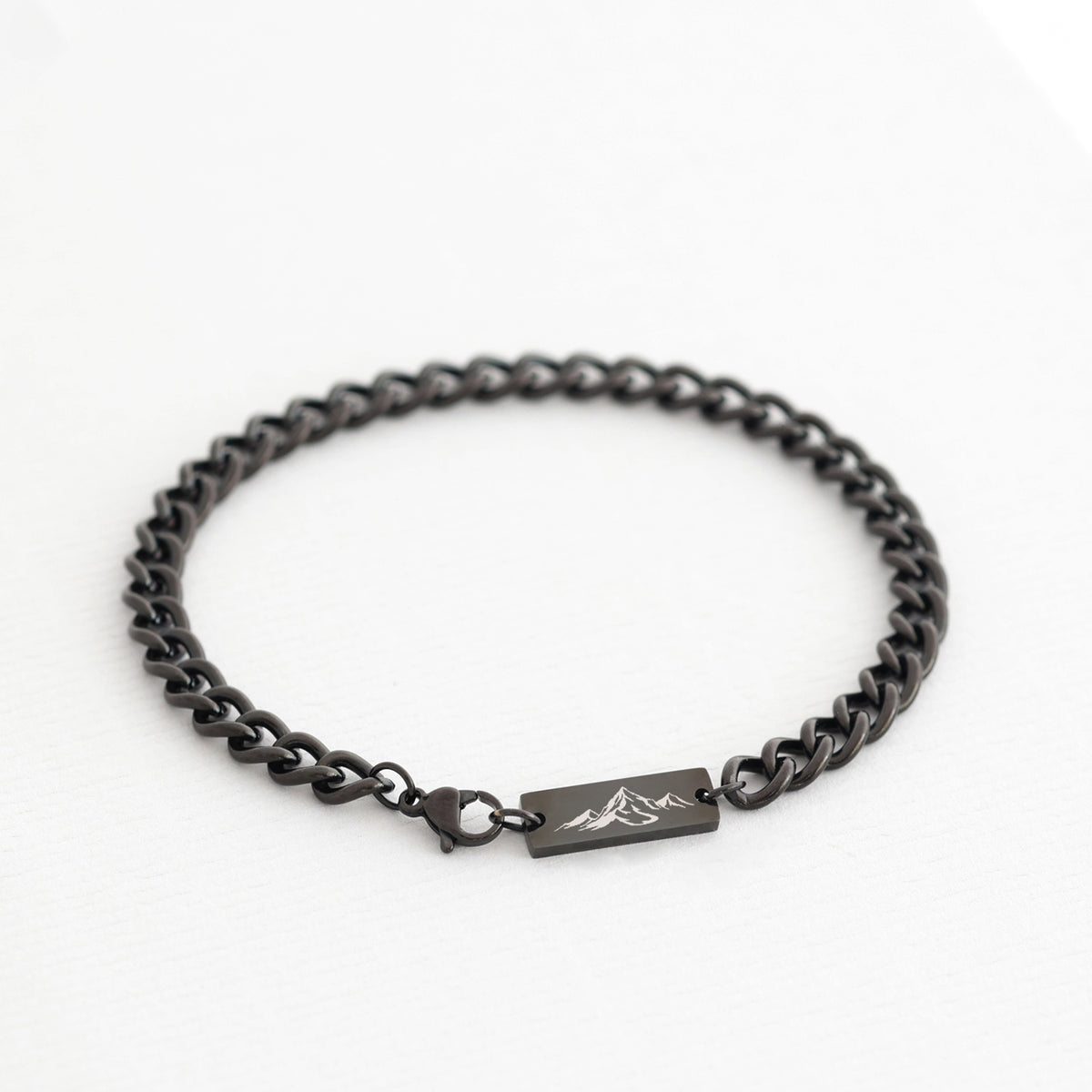 Panzerarmband mit Gravurplättchen in Schwarz, graviert mit Bergmotiv