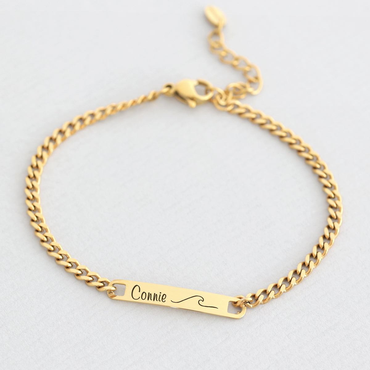 Personalisiertes Unisex Armband in Gold, Plättchen mit Namen Connie und Wellen-Symbol