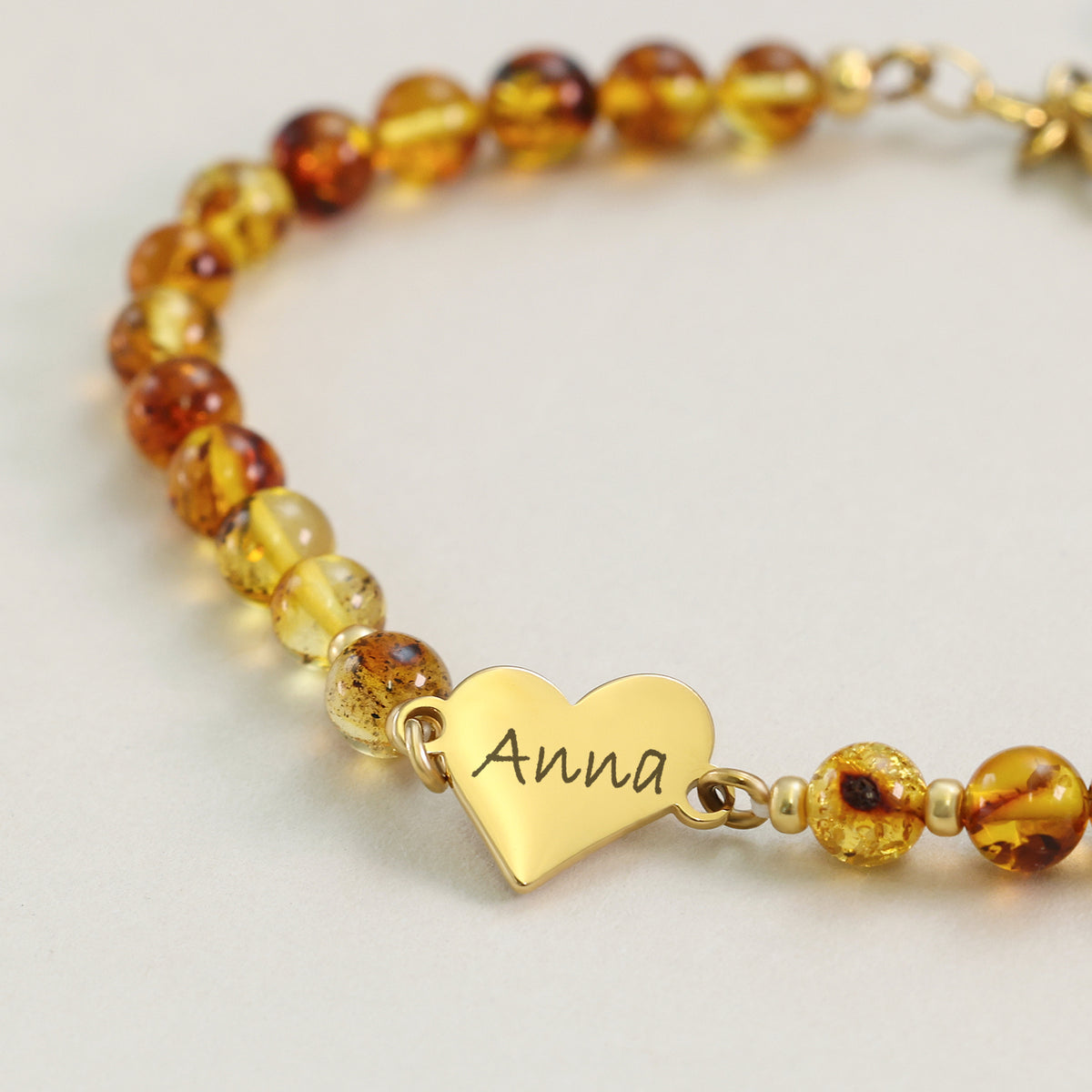 Bernstein-Perlenarmband mit goldenem Herzplättchen, graviert mit dem Namen Anna