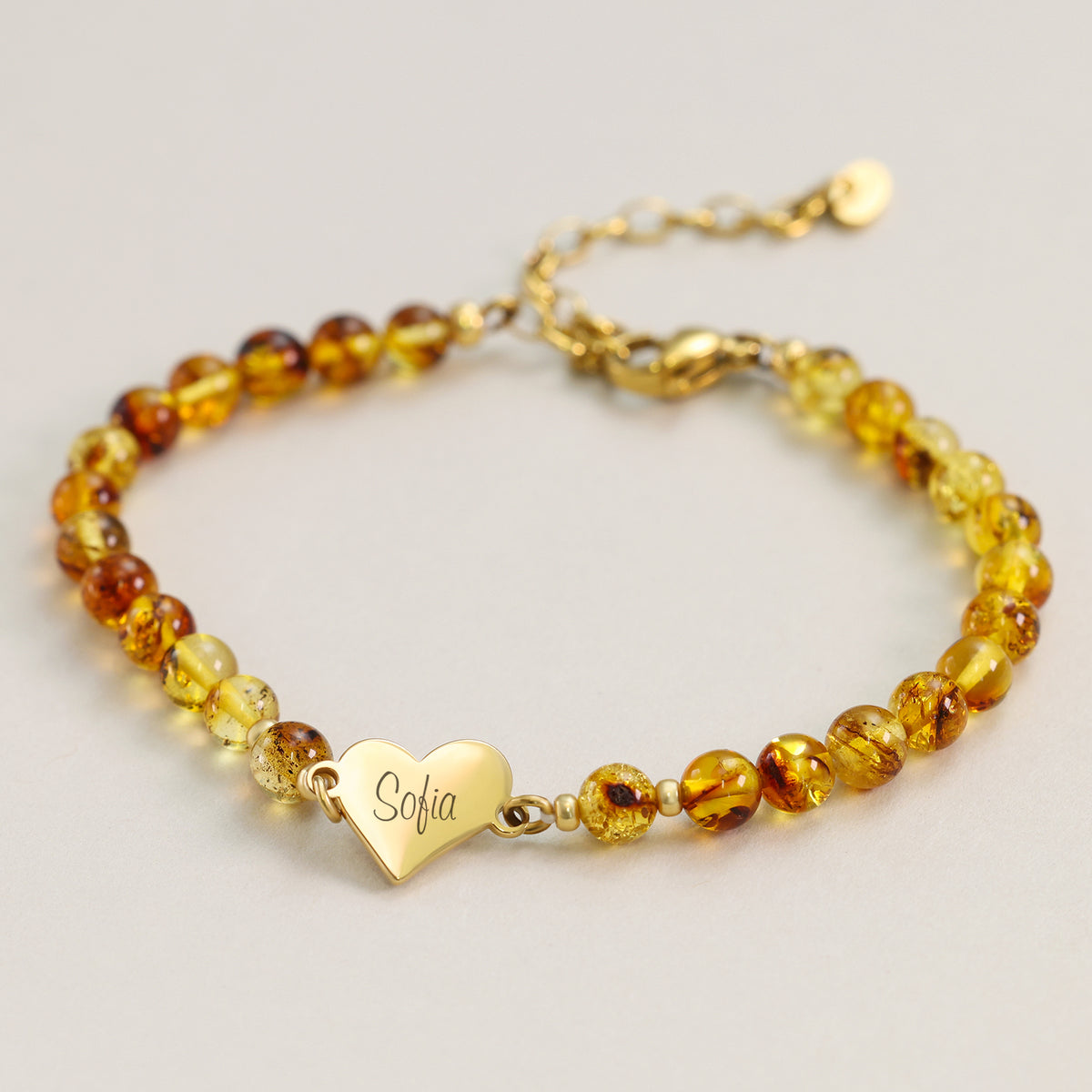 Bernstein-Perlenarmband mit goldenem Herzplättchen, graviert mit dem Namen Sofia