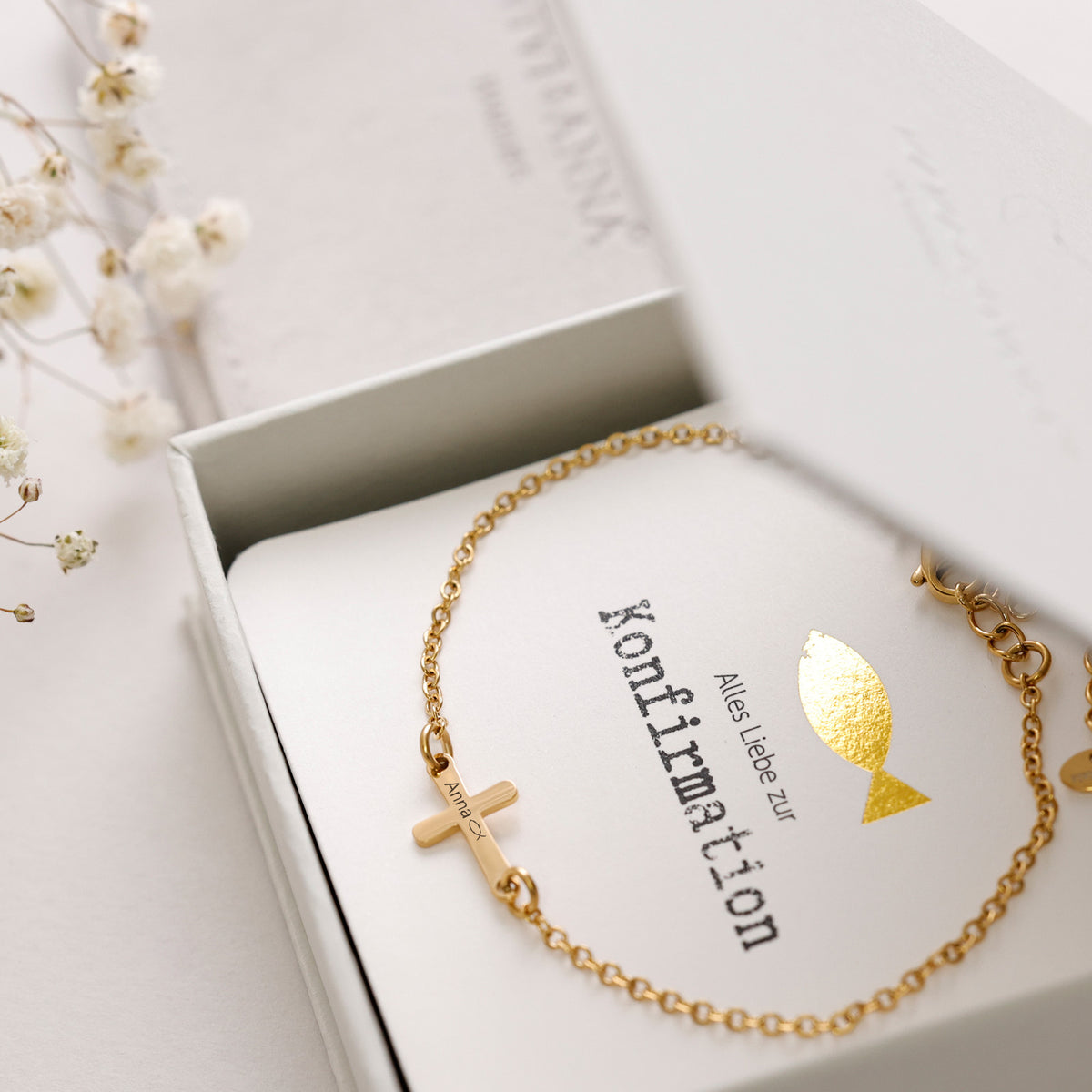 Kreuz-Armband mit Gravur in Gold, Geschenkbox mit Konfirmations-Karte und Fischsymbol, Kreuz graviert 'Anna'