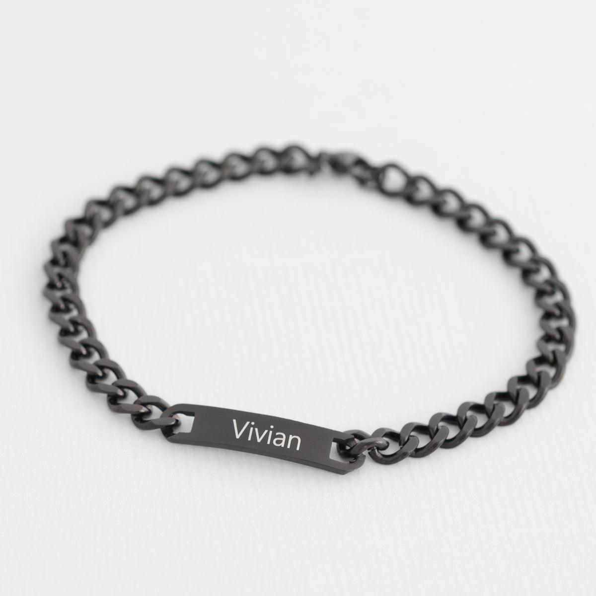 Schwarzes Panzerarmband mit graviertem Namensschild Vivian