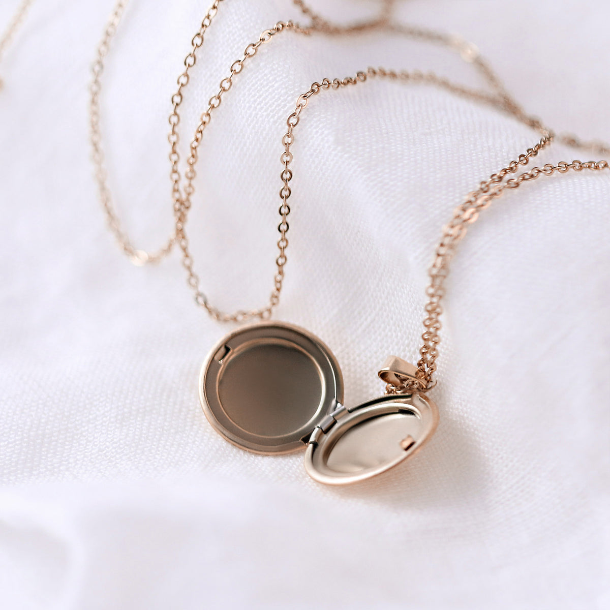 Medaillon Kette mit personalisierter Gravur in Gold – geöffnetes rundes Medaillon mit leerem Fotofach