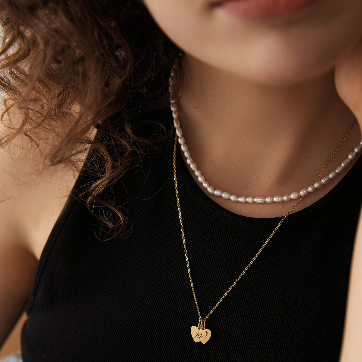 Herz Kette in Roségold mit zwei Anhängern – Herz-Symbol und 'Betty 26.06.2022', zwischen Trockenblumen