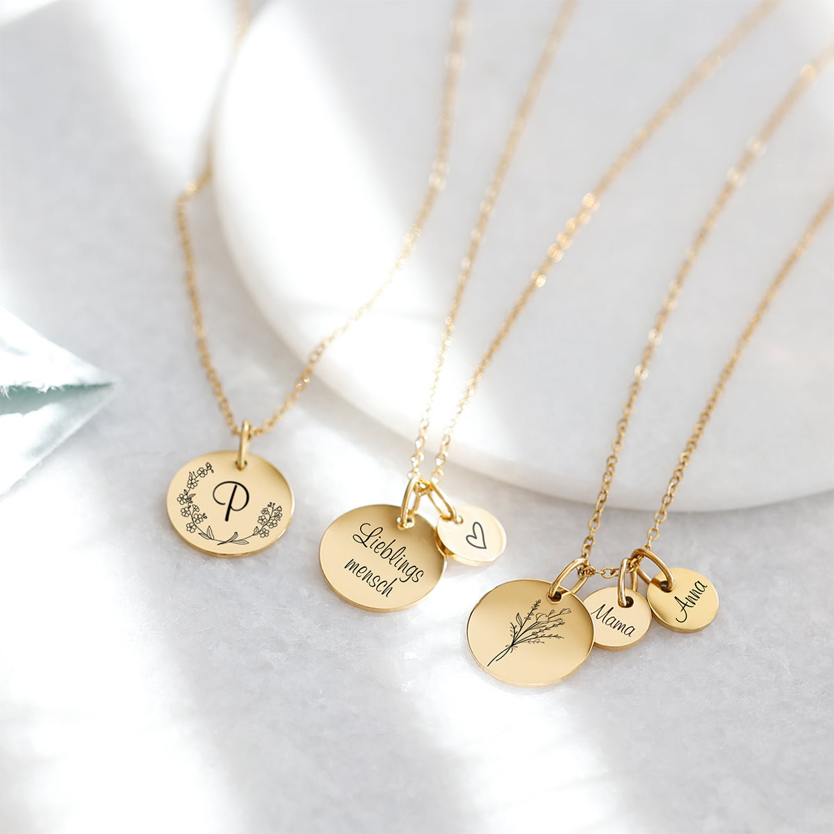Personalisierte Familienkette in Gold – mehrere Varianten mit Blumenmotiv, Initiale und Gravurtext 'Lieblingsmensch'