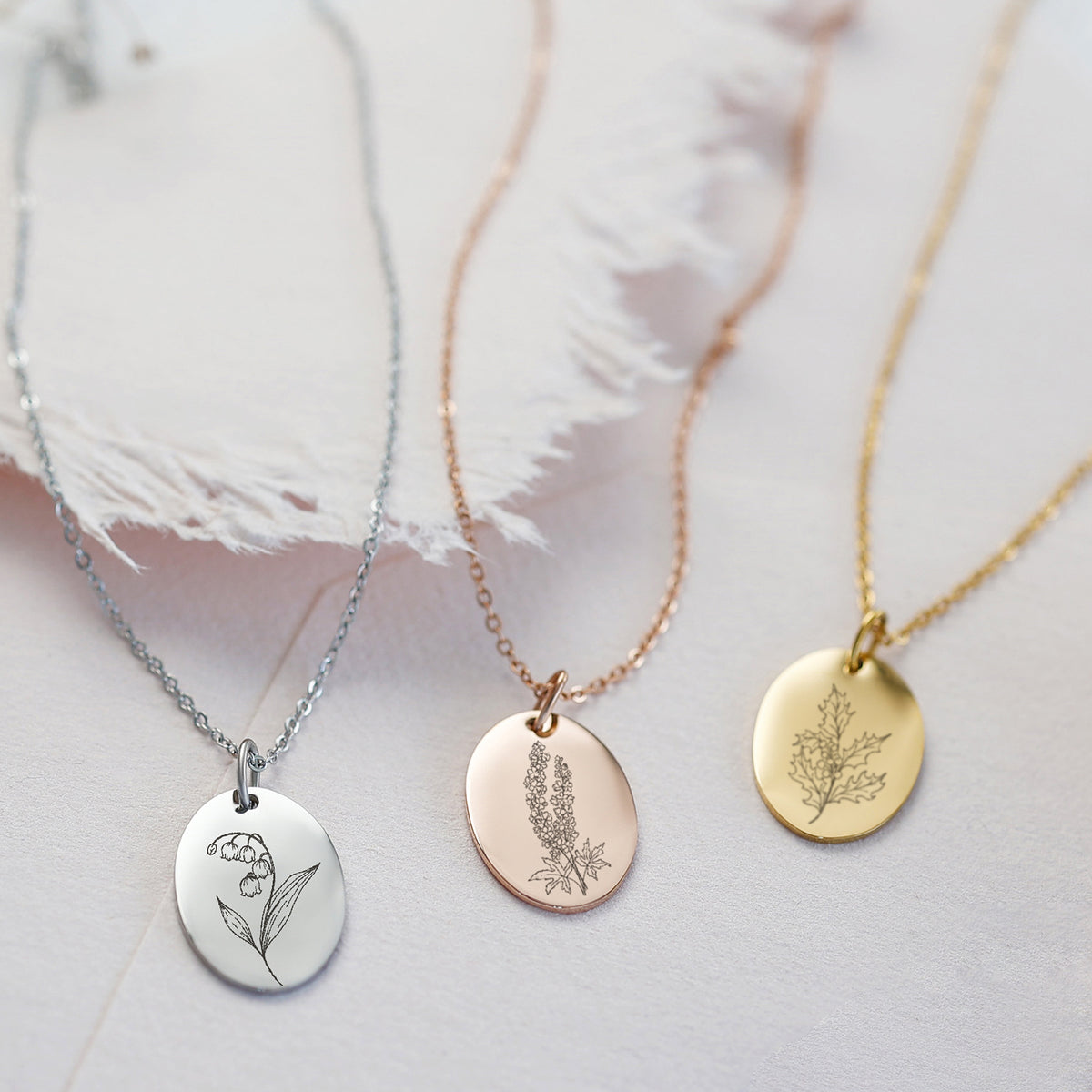 Geburtsblumen Kette mit ovalem Anhänger – drei Varianten in Silber, Roségold und Gold mit unterschiedlichen Blumenmotiven