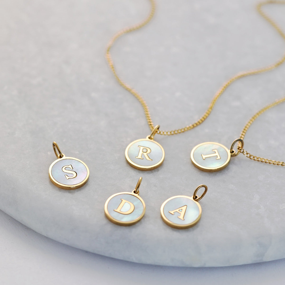 Initialenkette mit Perlmutt & Gravur – fünf lose Anhänger mit Buchstaben S, R, T, D und A in Gold