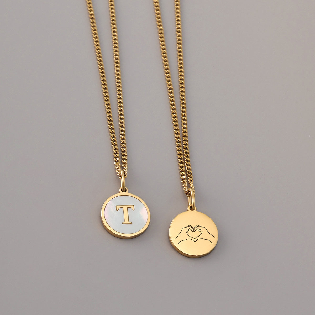 Initialenkette mit Perlmutt & Gravur – Vorder- und Rückseite mit Buchstabe T und Herz-Hände-Gravur