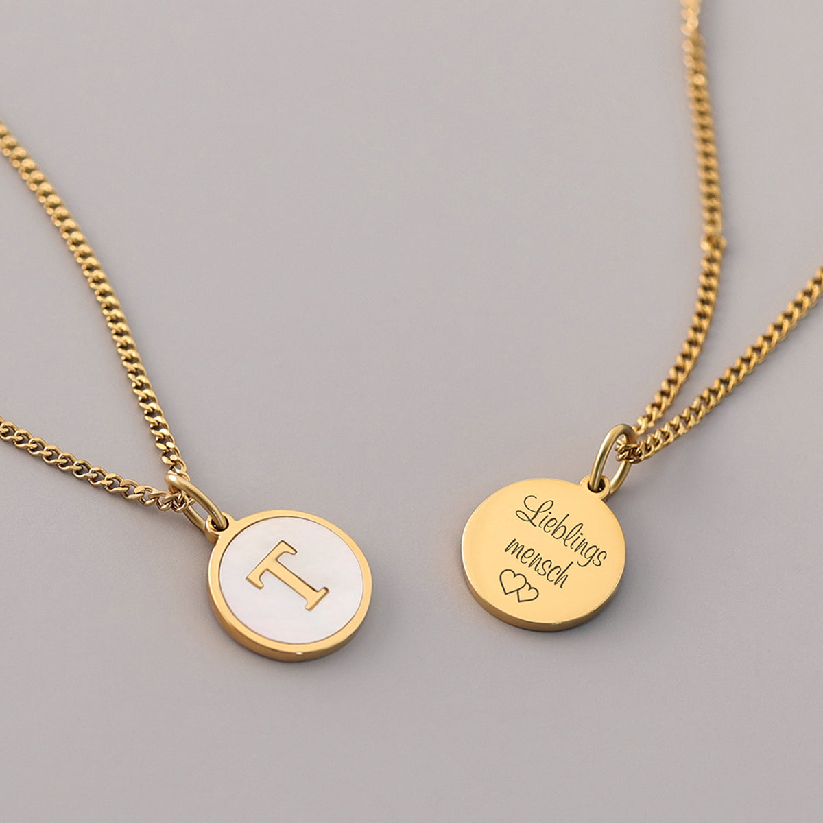 Initialenkette mit Perlmutt & Gravur – Vorderseite mit Buchstabe T, Rückseite graviert mit 'Lieblingsmensch'