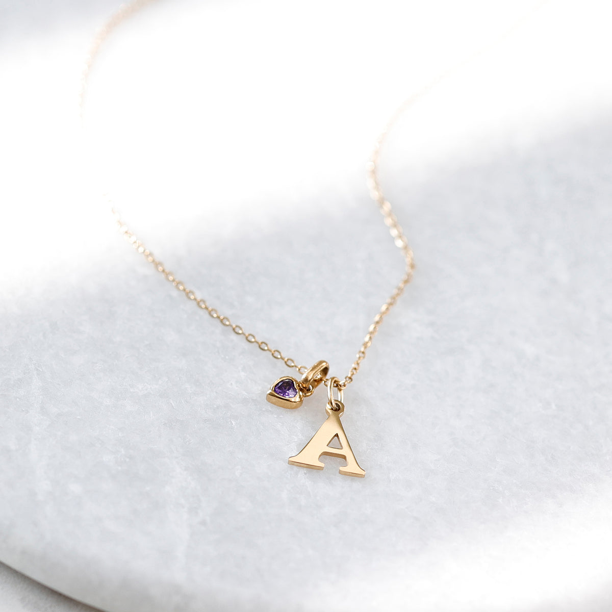 Initialen-Kette mit Zirkonia-Geburtsstein in Gold – Buchstabe A mit lila Herzstein im Detail