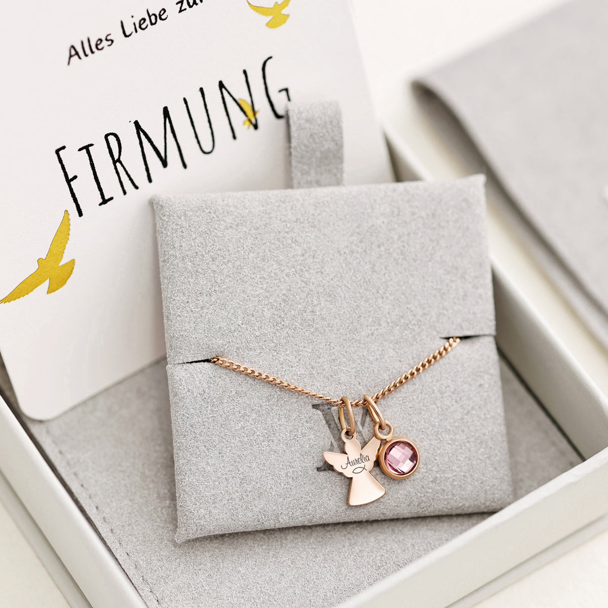 Schutzengel Kette mit Geburtsstein – roségoldener Engel-Anhänger graviert 'Amelia' mit rosa Stein in Firmungsbox