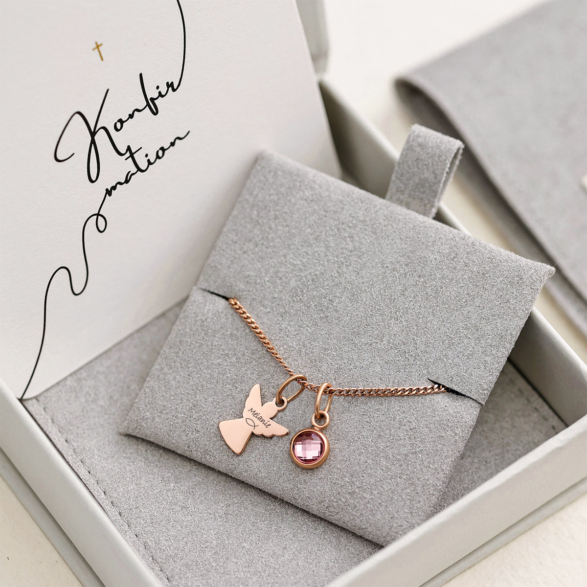 Schutzengel Kette mit Geburtsstein – roségoldener Engel-Anhänger graviert 'Melanie' auf Konfirmationskarte in Box