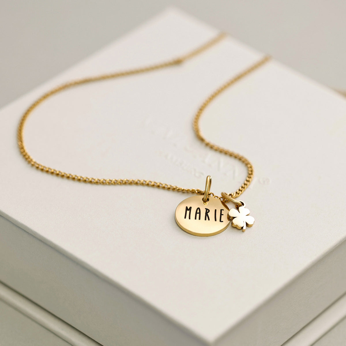 Glücksbringer Namenskette mit Gravur & Kleeblatt – graviertes Goldplättchen Marie auf Geschenkbox