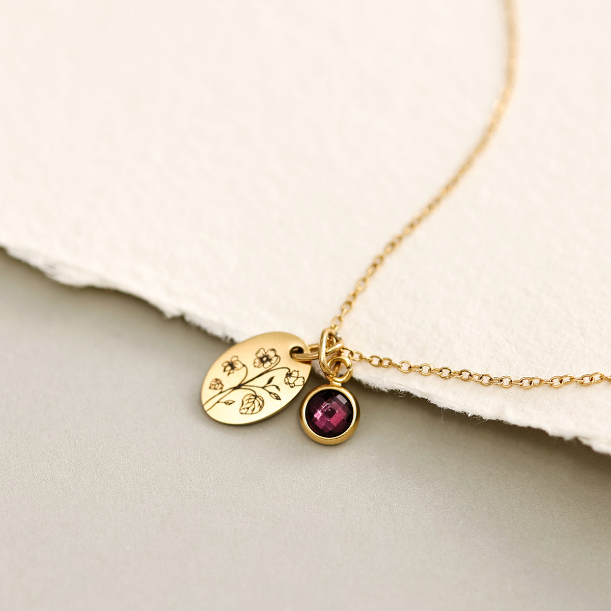 Ovales Plättchen-Kette mit Geburtsblume & Geburtsstein in Gold, Nahaufnahme mit lila Stein