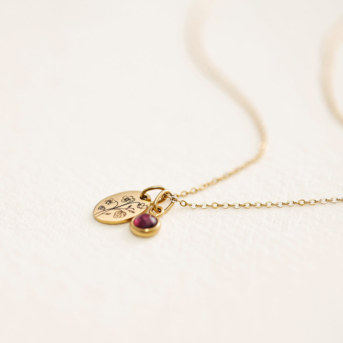 Ovales Plättchen-Kette mit Geburtsblume & Geburtsstein in Gold, graviertes Blumenmotiv