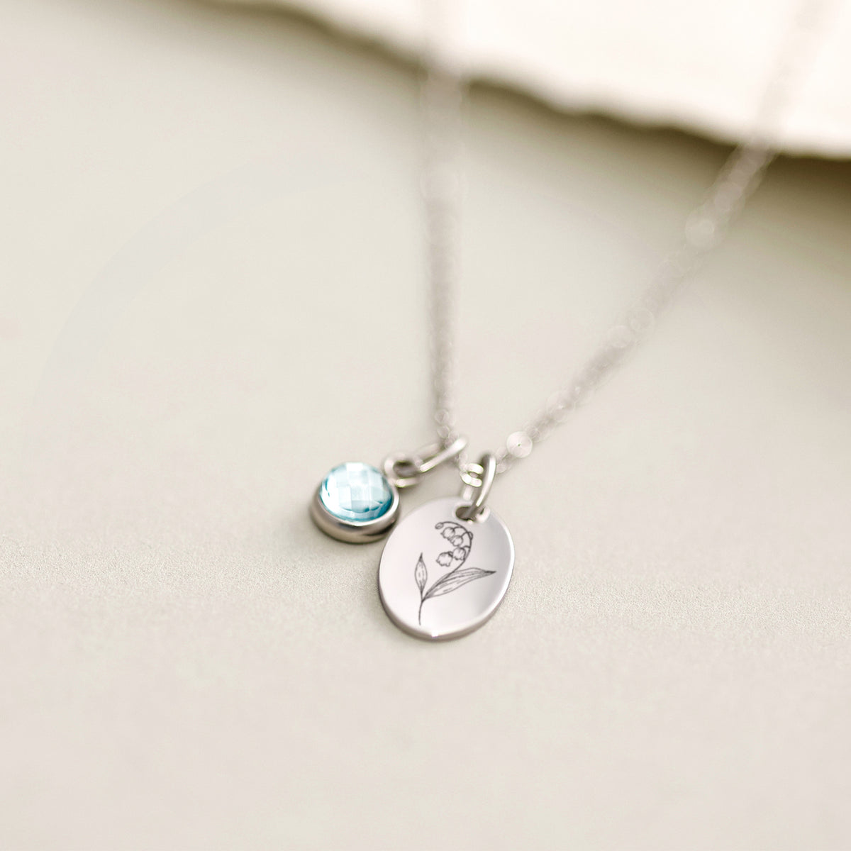 Ovales Plättchen-Kette mit Geburtsblume & Geburtsstein in Silber mit blauem Geburtsstein