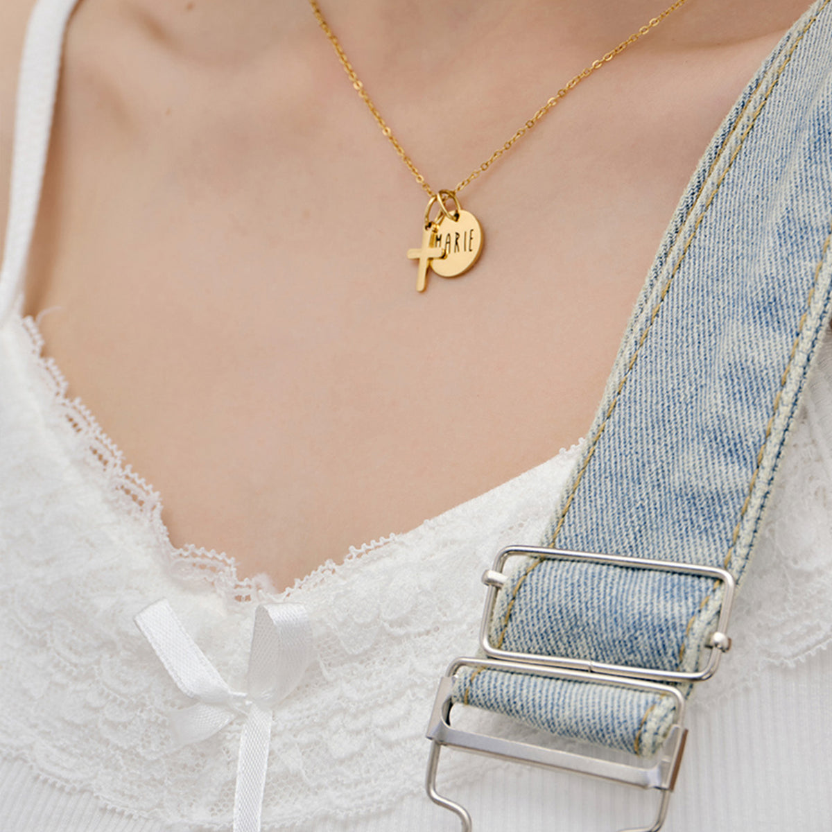Christliche Halskette mit Kreuz & Wunschgravur in Gold getragen, Plättchen graviert mit Marie