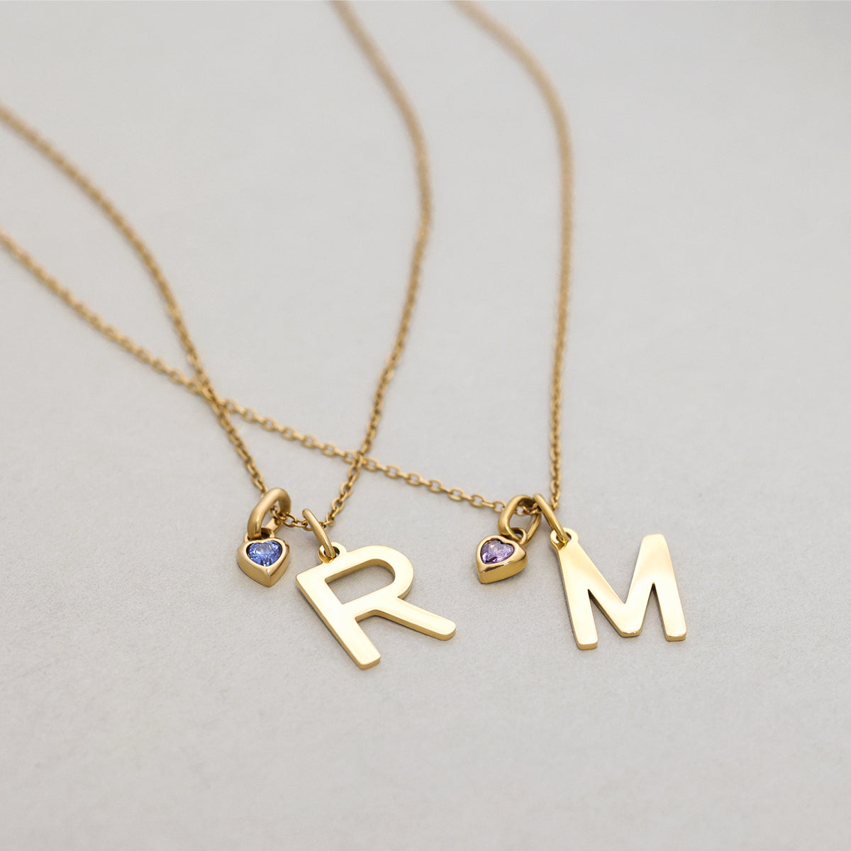 Initialen Kette mit Herz-Zirkonia – zwei Anhänger mit Buchstaben R und M im Detail