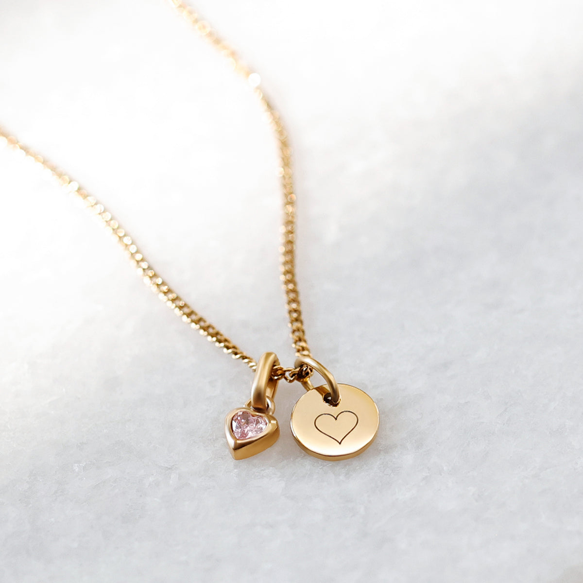 Herz-Geburtsstein Kette mit Gravur in Gold – Anhänger mit rosa Herzstein und Herzgravur, Nahaufnahme