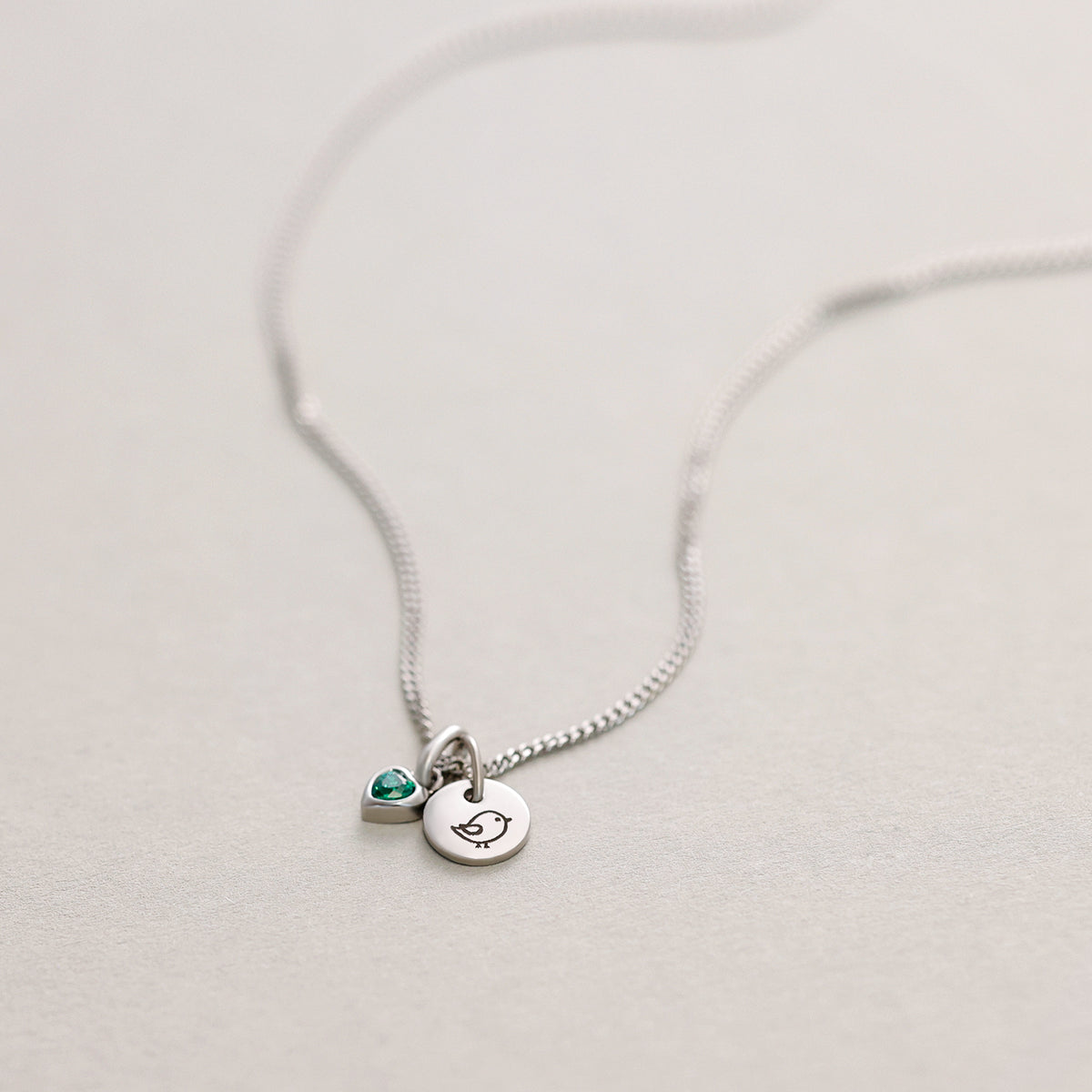 Herz-Geburtsstein Kette mit Gravur in Silber – Anhänger mit Herzstein und graviertem Vogelmotiv