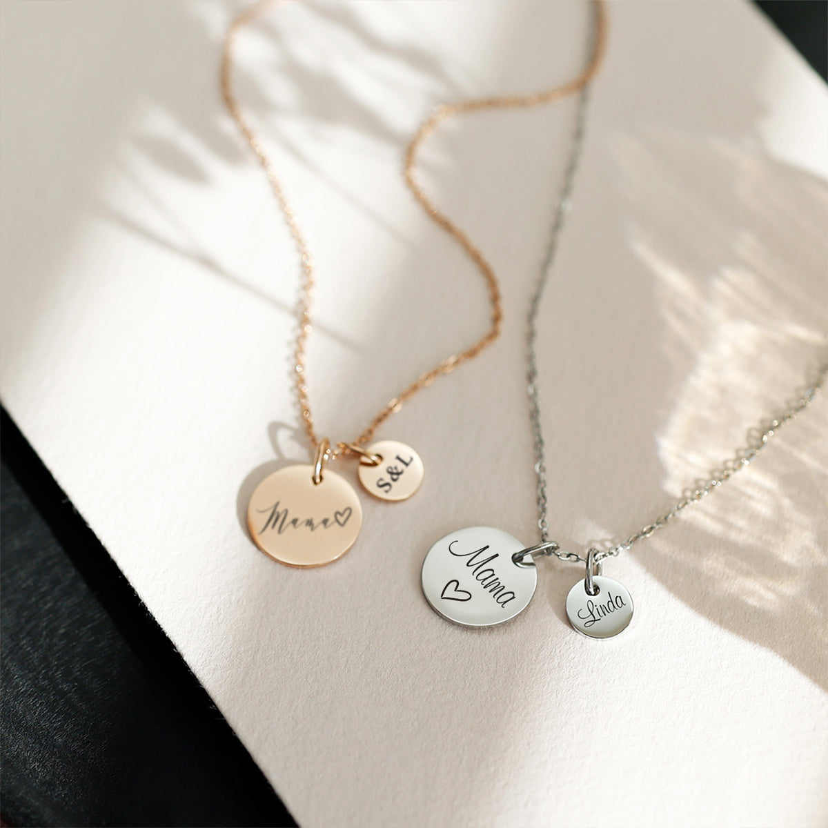 Plättchen-Kette mit Wunschgravur in Roségold und Silber, Gravur 'Mama' mit Namensanhänger