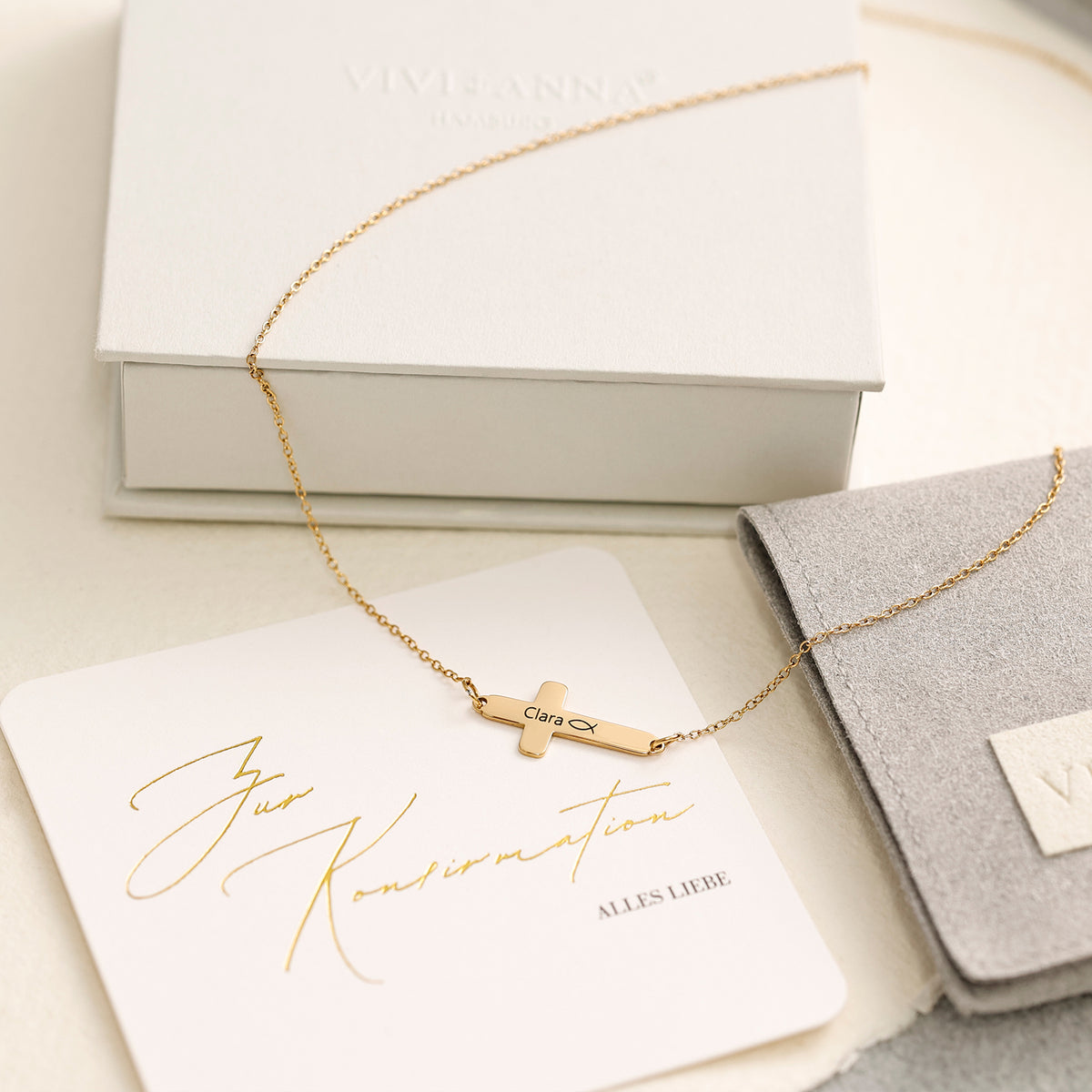 Kreuz Halskette mit Gravur – goldene Kette graviert 'Clara' mit Fisch-Symbol auf Konfirmationskarte und Box
