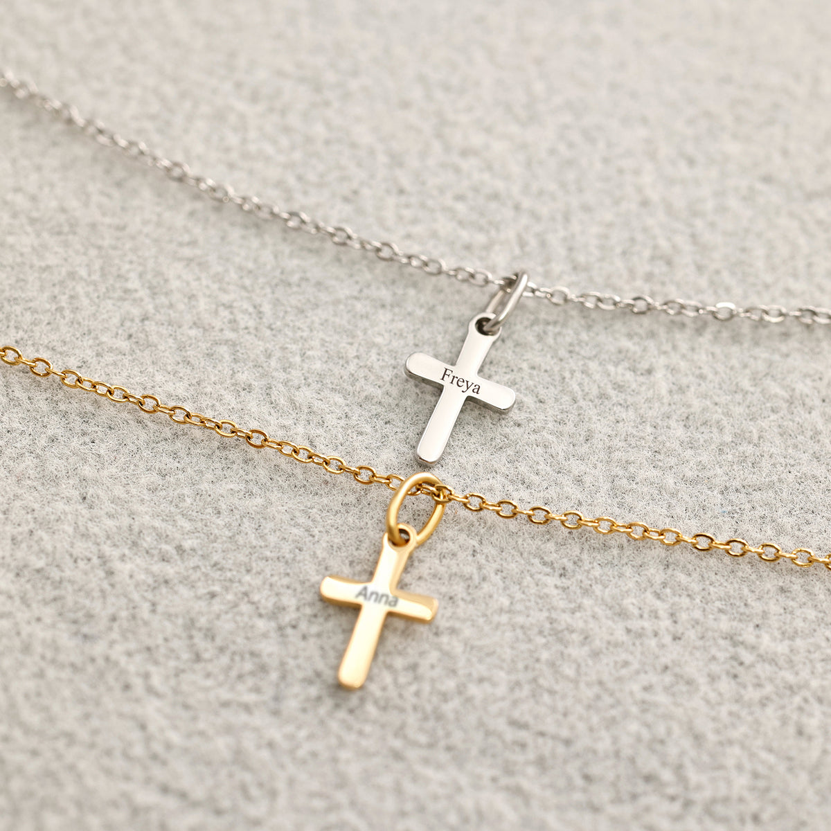 Mini Kreuz-Kette in Silber und Gold, graviert mit Namen Freya und Anna im Vergleich