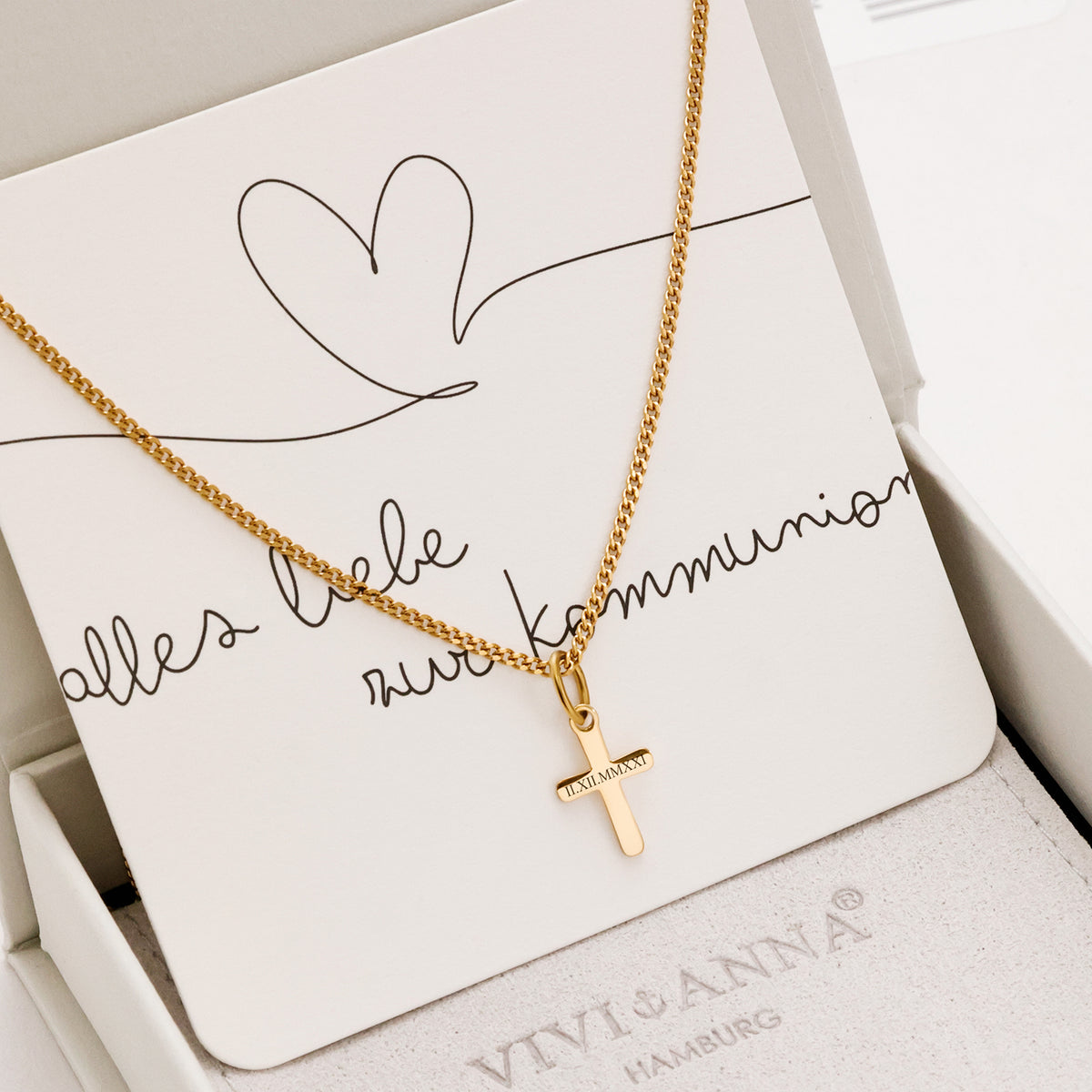 Mini Kreuz-Kette in Gold mit Datum in römischen Zahlen graviert, in Geschenkbox zur Kommunion