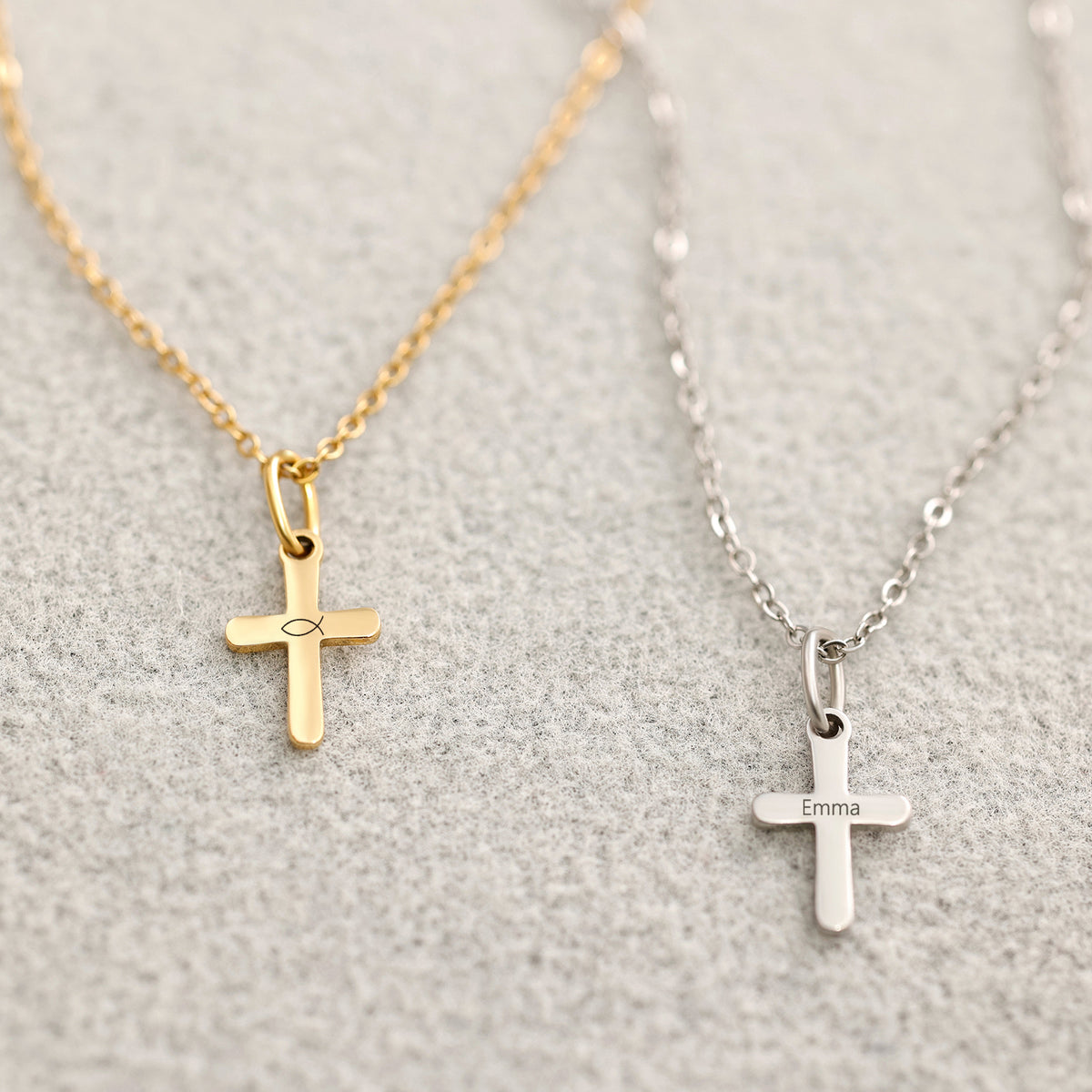 Mini Kreuz-Kette in Gold mit Fisch-Symbol und in Silber mit Namensgravur Emma