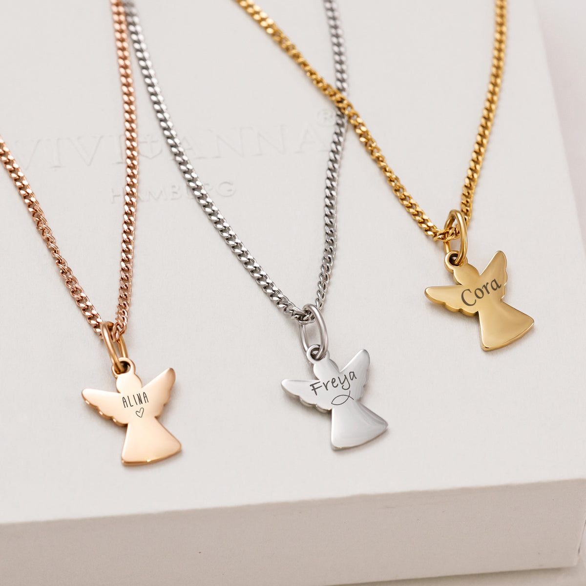 Schutzengel-Kette mit Wunschgravur in Roségold, Silber und Gold im Vergleich, verschiedene Namen graviert