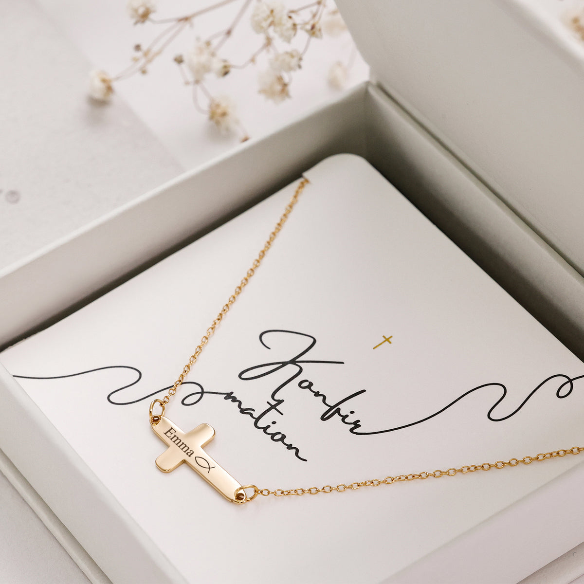 Kreuz-Kette mit Wunschgravur in Gold, graviert mit Name Emma und Fisch-Symbol, Geschenkbox zur Konfirmation