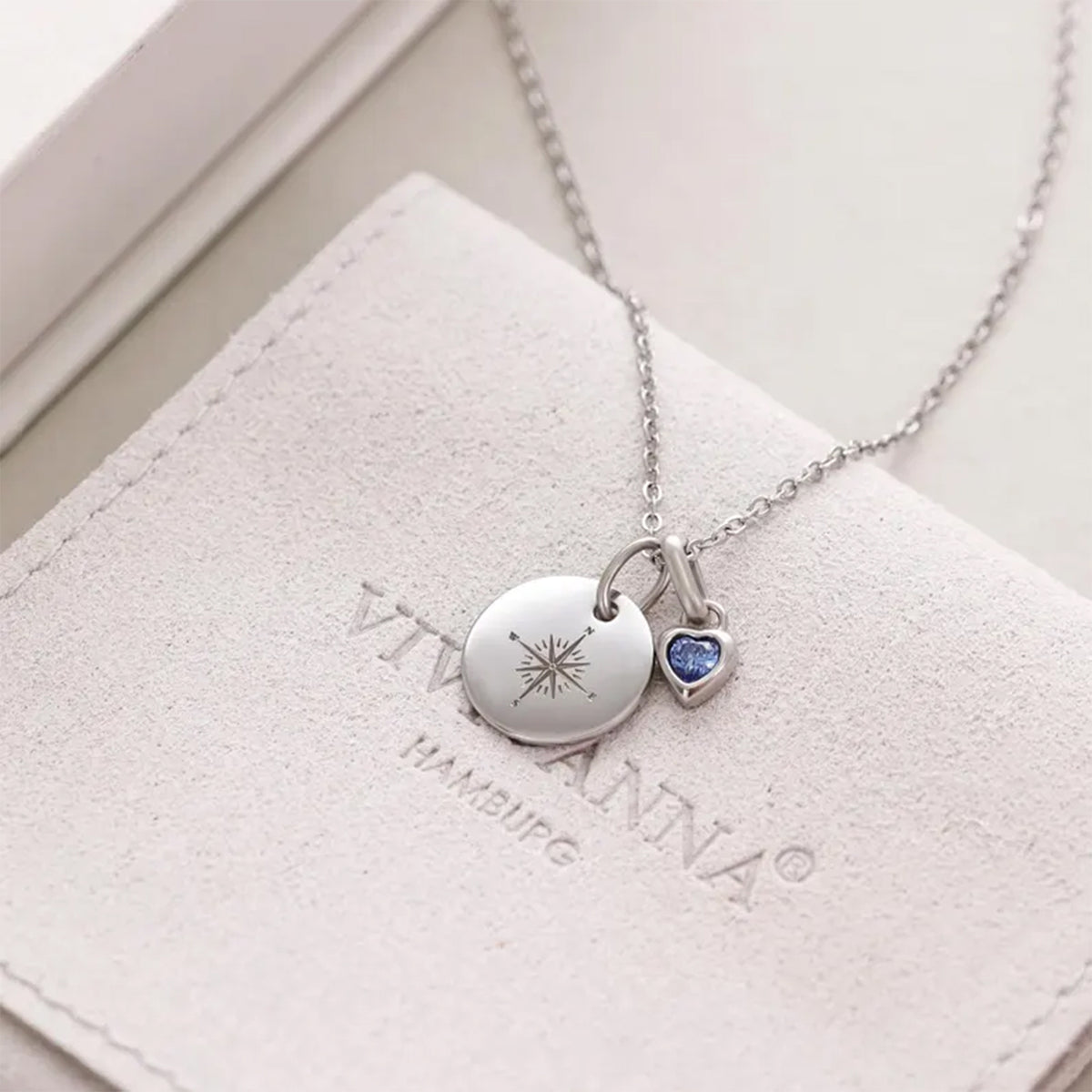 Personalisierte Namenskette mit Zirkonia Geburtsstein in Silber, Nahaufnahme auf Lederetui