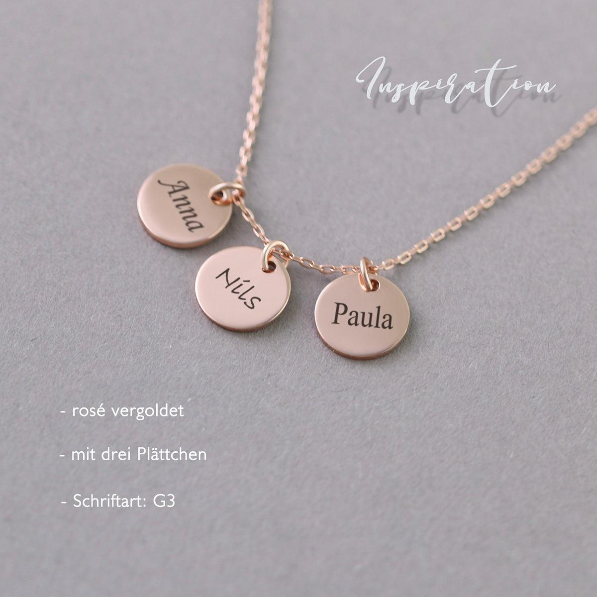 Personalisierte Kette mit rundem Plättchen wasserfest in Roségold – drei Plättchen mit 'Anna', 'Nils' und 'Paula' graviert
