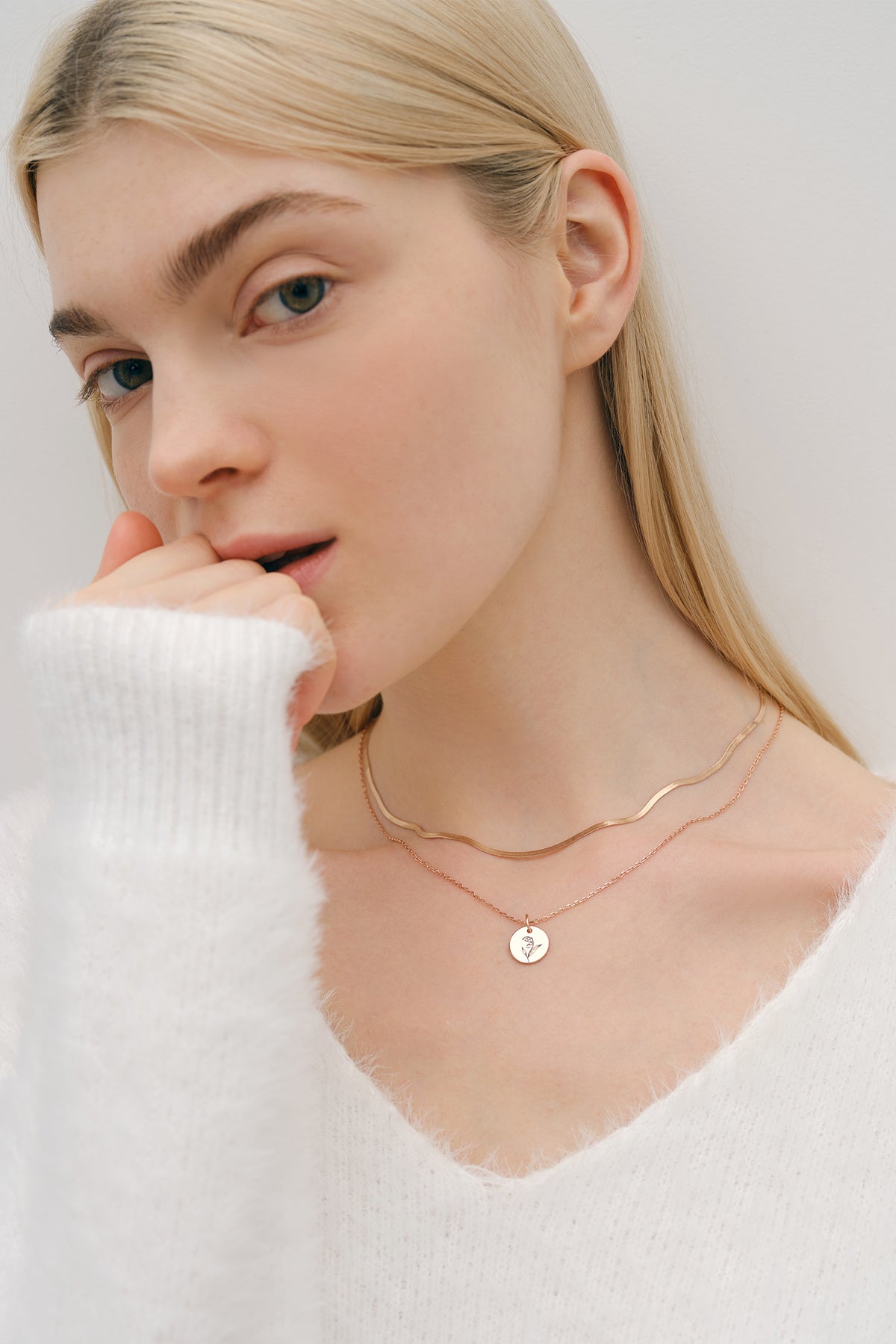 Personalisierte Halskette mit handgezeichneten Geburtsblumen in Roségold – Porträt mit doppellagiger Kette und Anhänger