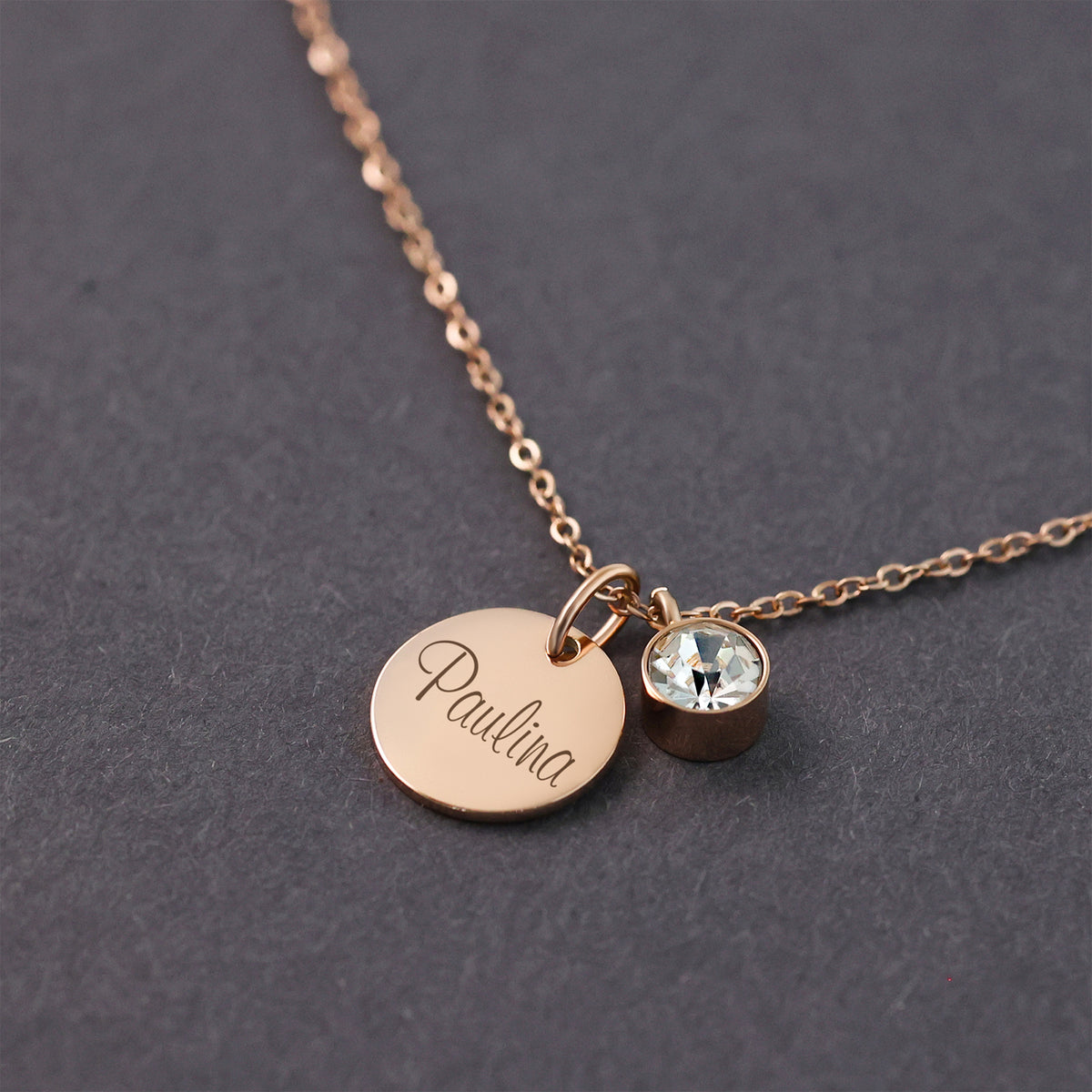 Personalisierte Kette mit Geburtsstein in Roségold, Namensplättchen 'Paulina' mit klarem Stein-Anhänger