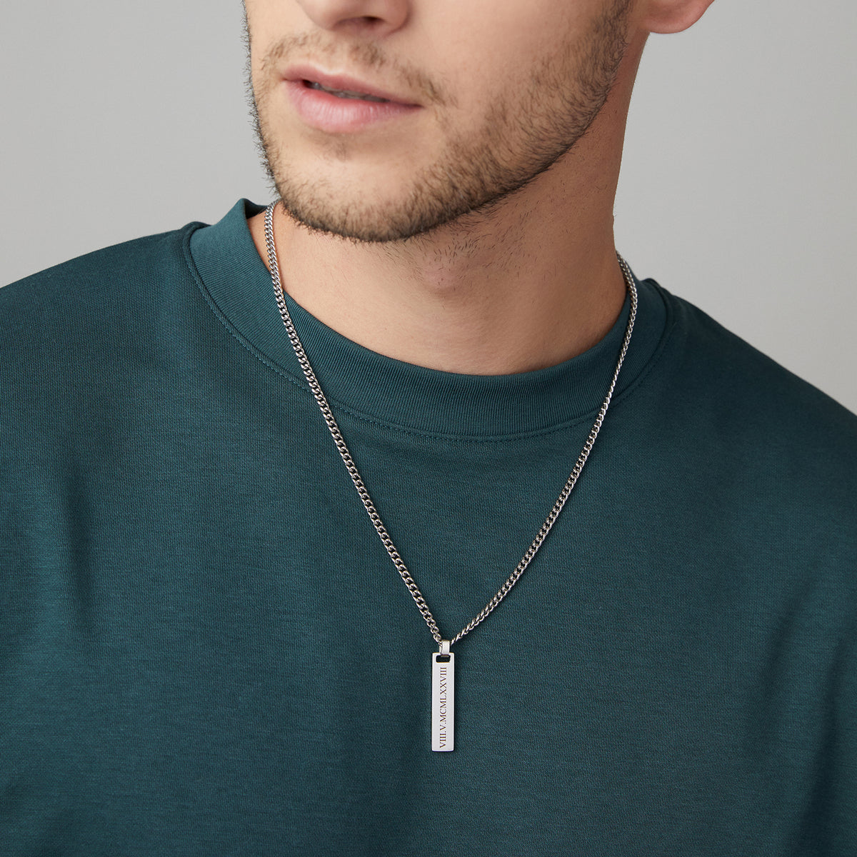 Mann trägt gravierbare Herren Kette mit Edelstahl Bar in Silber, senkrechter Text