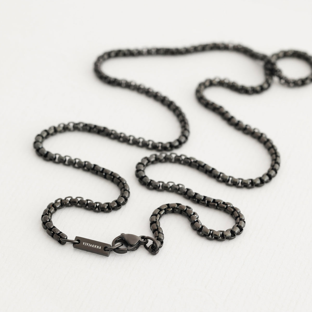 Schwarze Kette aus Edelstahl mit Gravur-Anhänger und Karabinerverschluss mit VIVIANNA-Anhänger